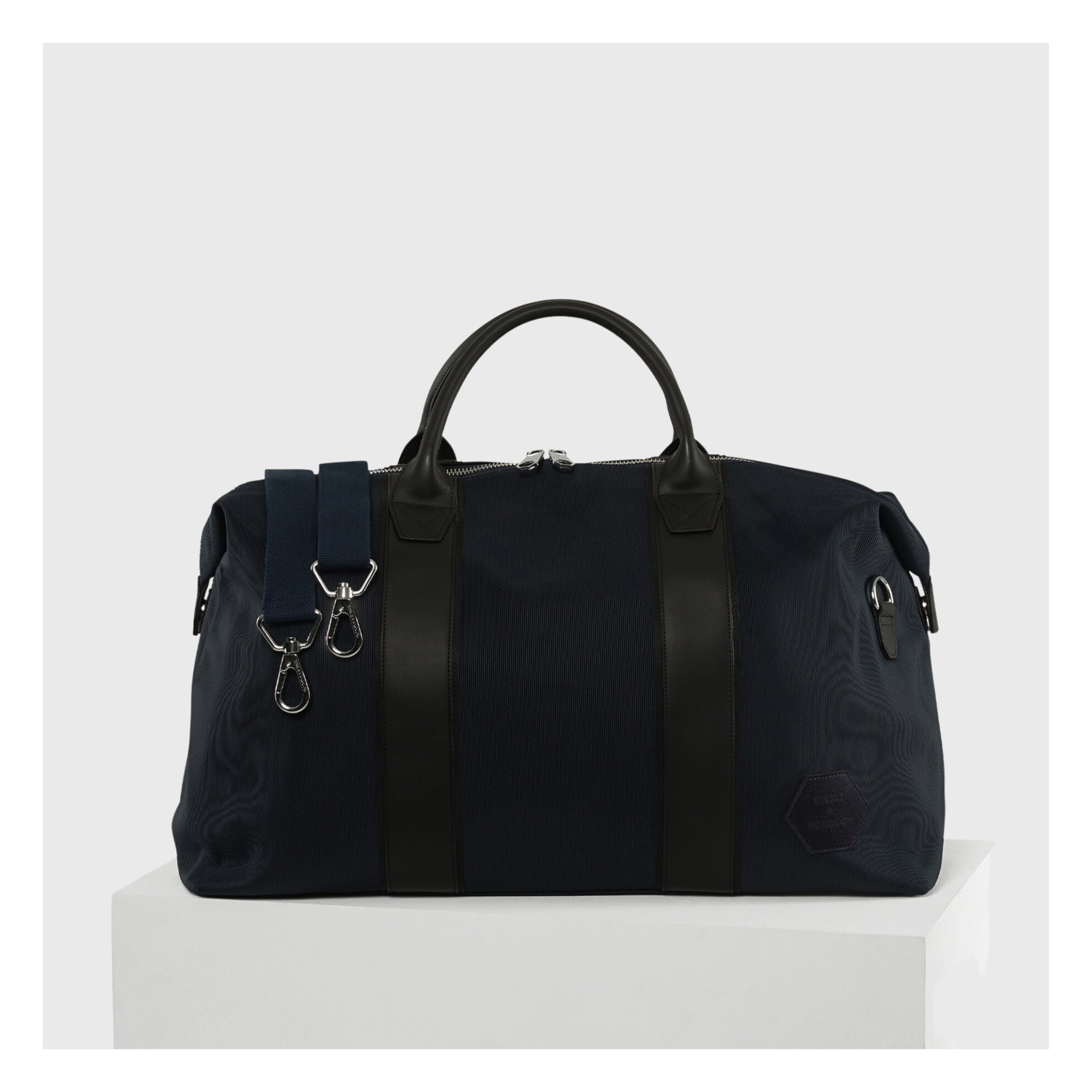 Mens-Travel-Bag-Dark-Blue-On-Display-Podium